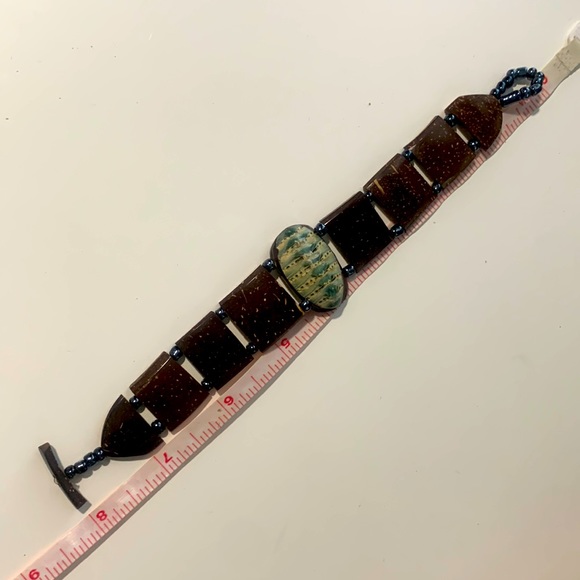 Coconut shell and sea cockroach bracelet. 8 in. - Picture 3 of 5